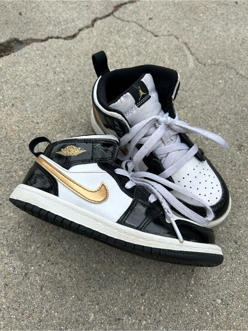 NIKE Air Jordan Kids Mid-Top Sneakers in Black, White & Gold size 10C
